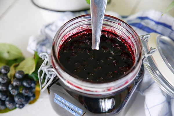 Jam van zwarte appelbes