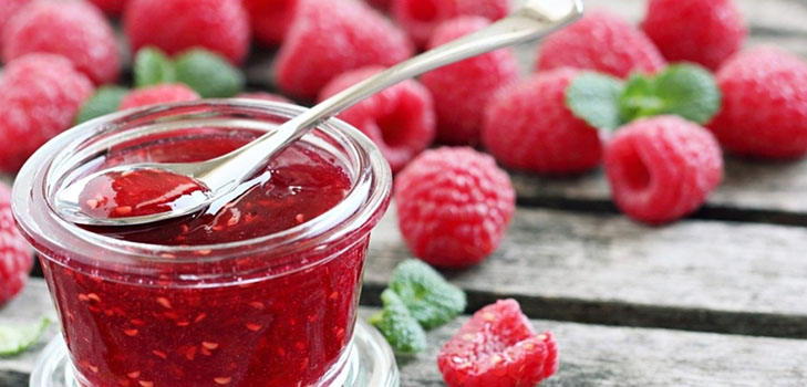 Eenvoudige jam van een framboos vijf minuten