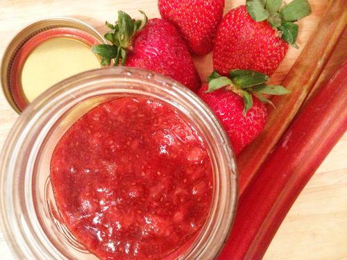 Jam met rabarber aardbeien