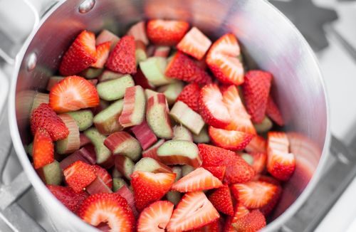 Jam met rabarber aardbeien