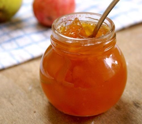 Ongebruikelijke jam van appels en gecondenseerde melk