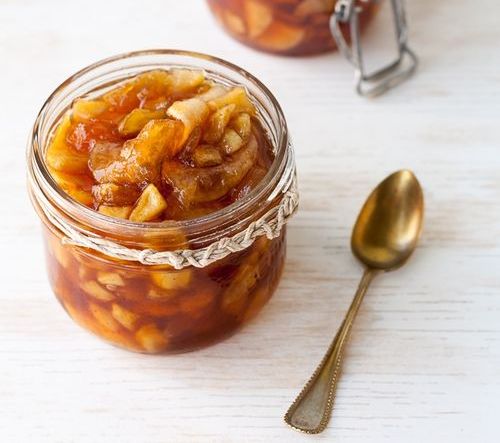 Apple jam met amandelen en gedroogde abrikozen in een multivariate