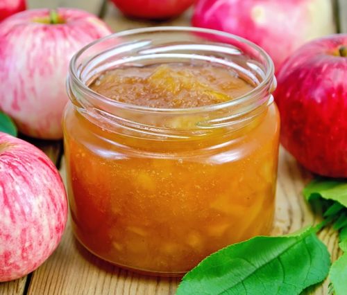 Jam van appels en walnoten in een multivark