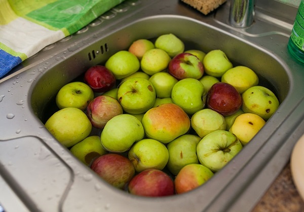 Zelfgemaakte wijn van appels