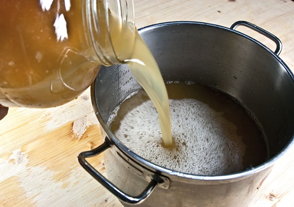 Zelfgemaakte wijn van appels