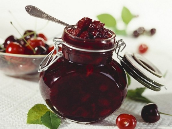 Kers voor de winter - recepten - confituur met pitjes en pitjes, vijf minuten, jam, gelei zonder gelatine, kersencompote Kers voor de winter - recepten - confituur met pitjes en pitjes, vijf minuten, jam, gelei zonder gelatine, kersencompote
