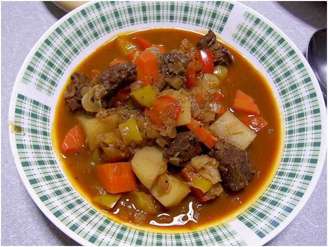 goulash in een bord