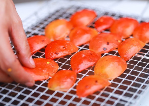 In de zon gedroogde tomaten, recepten thuis. Hoe in de winter gedroogde tomaten in een groentendroger, oven te maken