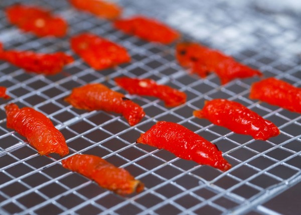 In de zon gedroogde tomaten, recepten thuis. Hoe in de winter gedroogde tomaten in een groentendroger, oven te maken