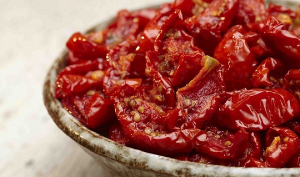 In de zon gedroogde tomaten, recepten thuis. Hoe in de winter gedroogde tomaten in een groentendroger, oven te maken In de zon gedroogde tomaten, recepten thuis. Hoe in de winter gedroogde tomaten in een groentendroger, oven te maken