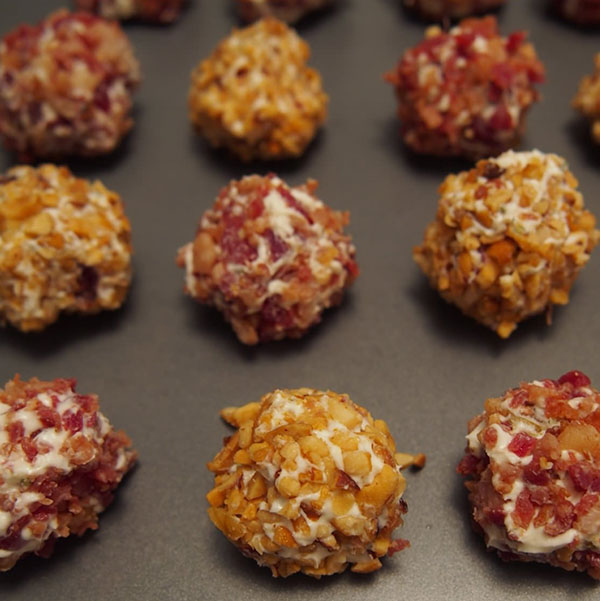 Snacks voor het nieuwe jaar Rooster 2017 - we bereiden nieuwe heerlijke en interessante recepten voor eenvoudige koude en warme nieuwjaarsnacks