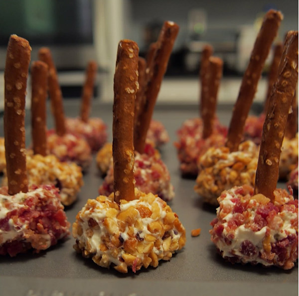 Snacks voor het nieuwe jaar Rooster 2017 - we bereiden nieuwe heerlijke en interessante recepten voor eenvoudige koude en warme nieuwjaarsnacks