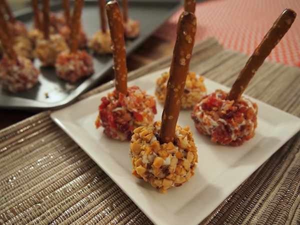 Snacks voor het nieuwe jaar Rooster 2017 - we bereiden nieuwe heerlijke en interessante recepten voor eenvoudige koude en warme nieuwjaarsnacks
