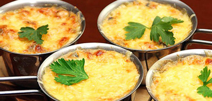 Julienne met kip en champignons: hoe thuis te koken