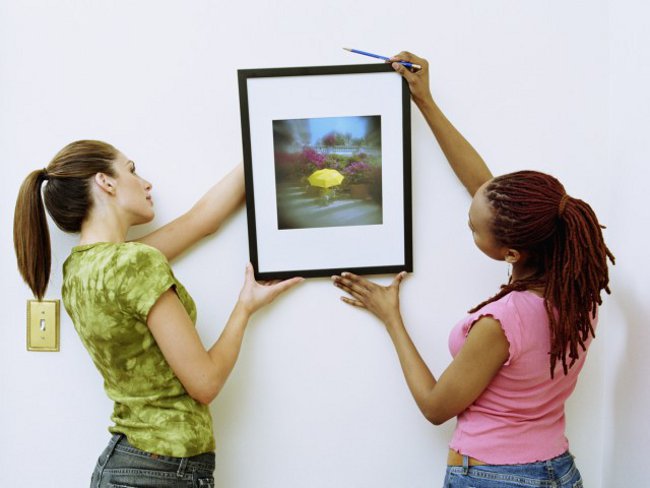 Hoe een foto aan een muur op te hangen Hoe een foto aan een muur op te hangen