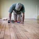 Een houten vloer gelijk maken Een houten vloer gelijk maken
