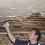 Hoe het plafond waterpas te zetten Hoe het plafond waterpas te zetten