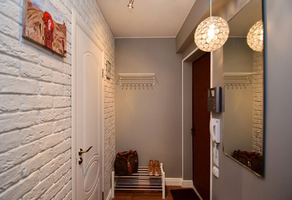 Een kleine gang: hoe maak je een praktisch interieur
