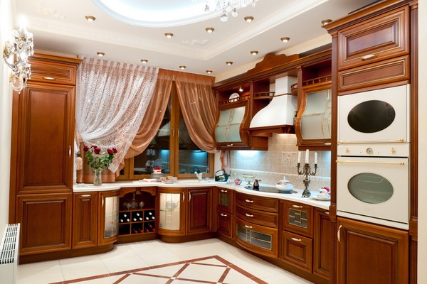 Moderne gordijnen in de keuken met een foto