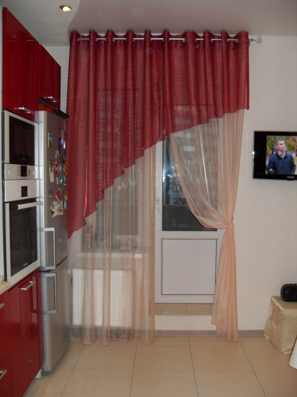 Moderne gordijnen in de keuken met een foto