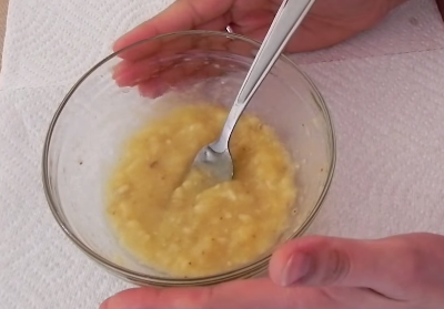 Breng massa op handen aan Breng het mengsel voorzichtig op de rug van je handen aan