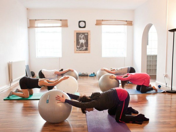 Effectieve gymnastiek voor zwangere vrouwen op fitball