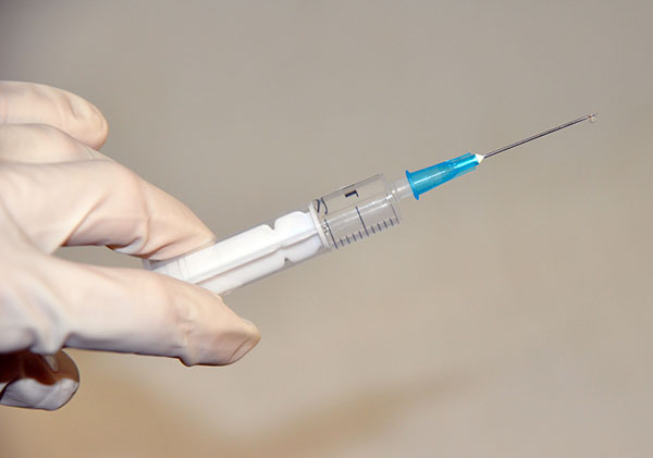 Hoe een injectie intramusculair in de bil te maken