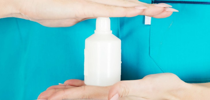 Hoe de oren met waterstofperoxide schoon te maken