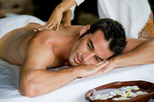 Hoe een ontspannende rugmassage voor mannen te doen