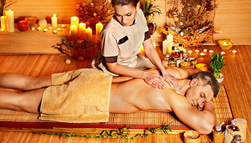 Hoe een ontspannende rugmassage voor mannen te doen
