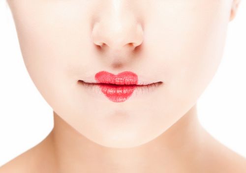  Een snelle en effectieve manier om verkoudheid op de lippen te behandelen: eenvoudige recepten
