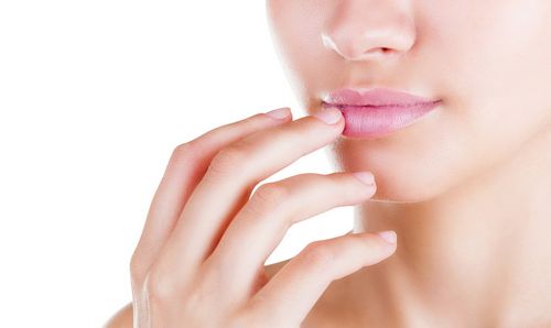 Een snelle en effectieve manier om verkoudheid op de lippen te behandelen: eenvoudige recepten