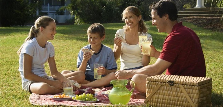 Picnic. Hoe kan voedselvergiftiging en andere gezondheidsproblemen te voorkomen