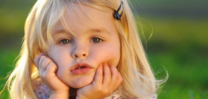 Donkere kringen onder de ogen van een kind: preventiemaatregelen